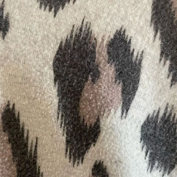 Socialite V Neck Long Sleeve Top Womens Multi Leopard Print Soft SZ L -#1687 - Picture 9 of 13